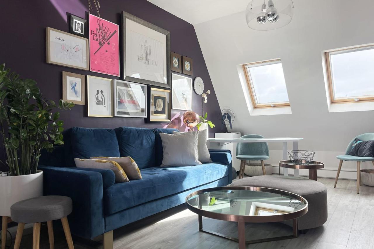 Bright And Homely 1 Bedroom Rooftop In The Marais In Parijs